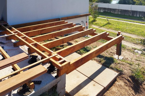 Construction d'une terrasse en bois à Locmariaquer 56