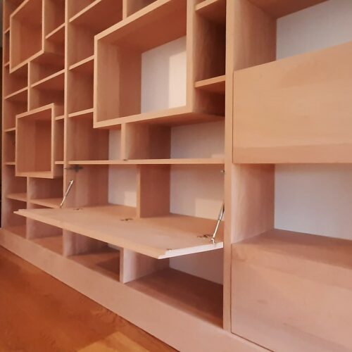 Bibliothèque dans un appartement moderne