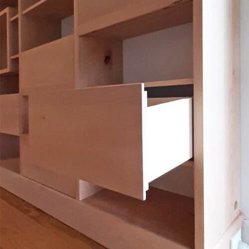 Bibliothèque dans un appartement moderne