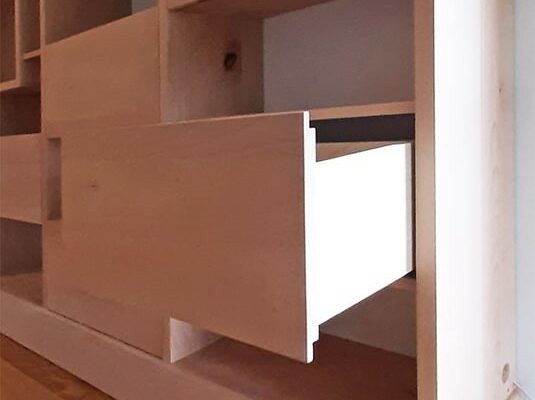 Bibliothèque dans un appartement moderne