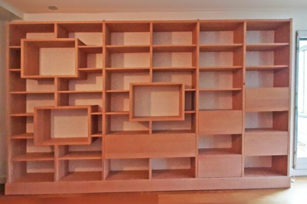 Bibliothèque dans un appartement moderne