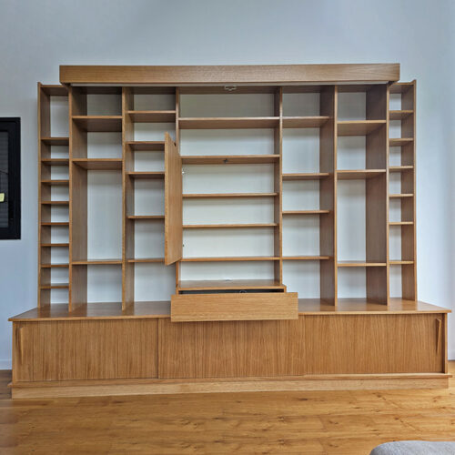 Bibliothèque sur mesure, meuble de vidéo projection