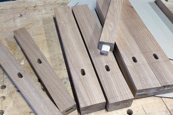 Table basse d'intérieur en orme massif