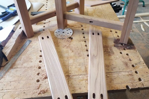 Table basse d'intérieur en orme massif