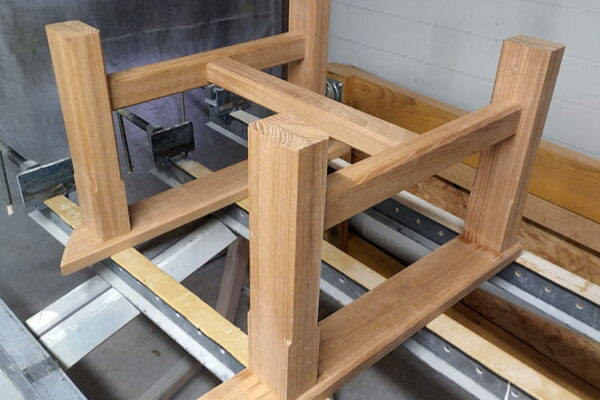 Table basse d'intérieur en orme massif