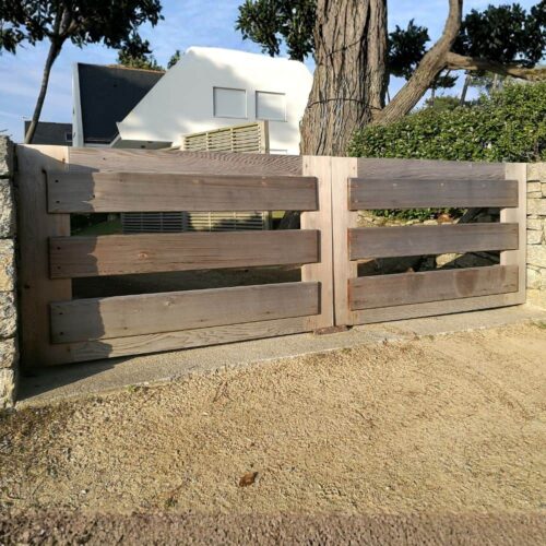 Portail en bois massif à Carnac