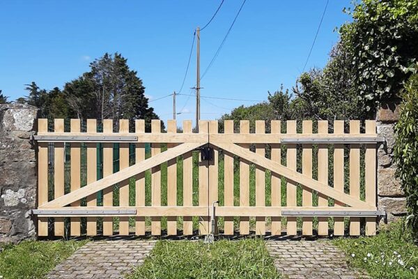 Portail bas à Saint Philibert